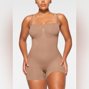 SKIMS Seamless Sculpt Strapless Shortie Bodysuit - NWOT - Color Sienna - SizeXXS